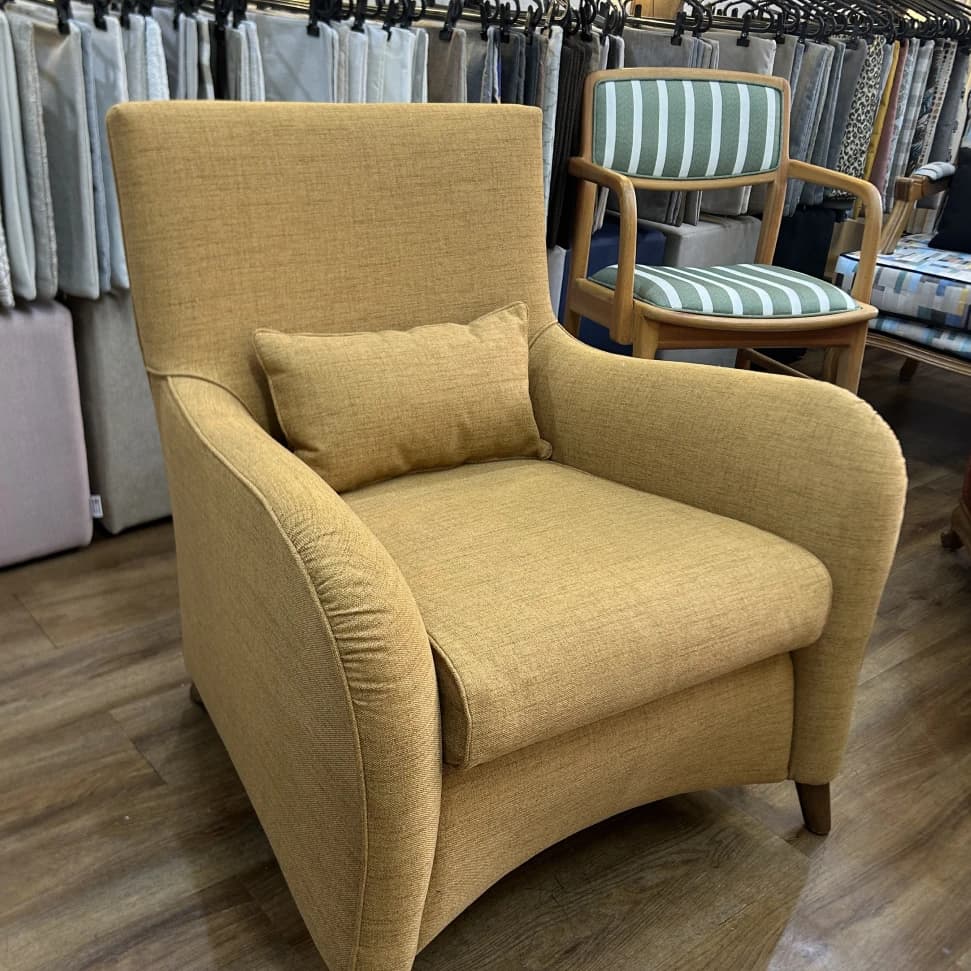 Poltrona clássica de design assinado em tecido nobre